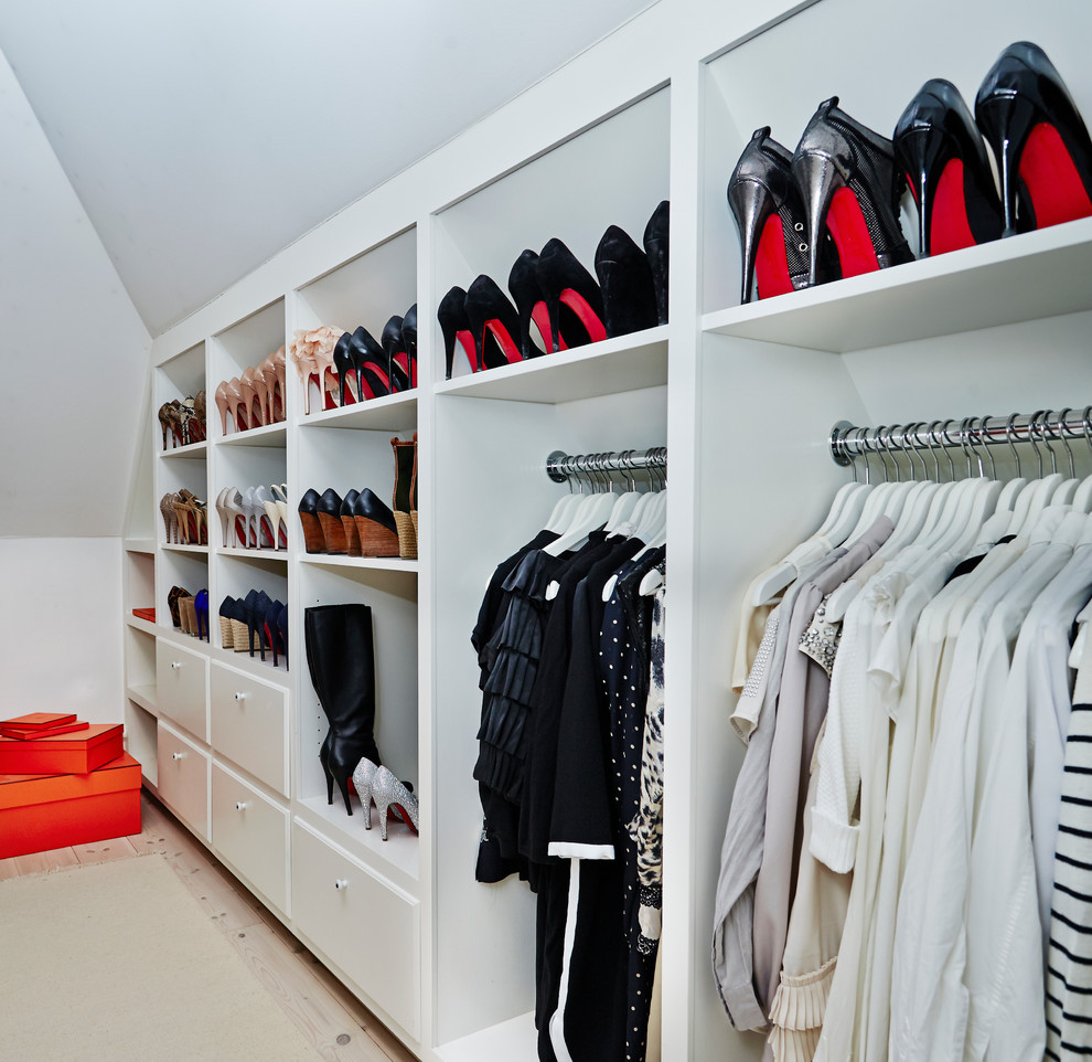 Inspiration för små moderna walk-in-closets för kvinnor, med vita skåp, ljust trägolv och släta luckor