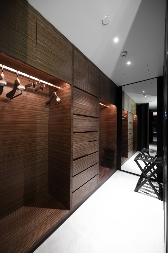 Idéer för ett litet amerikanskt walk-in-closet för män, med vinylgolv och brunt golv