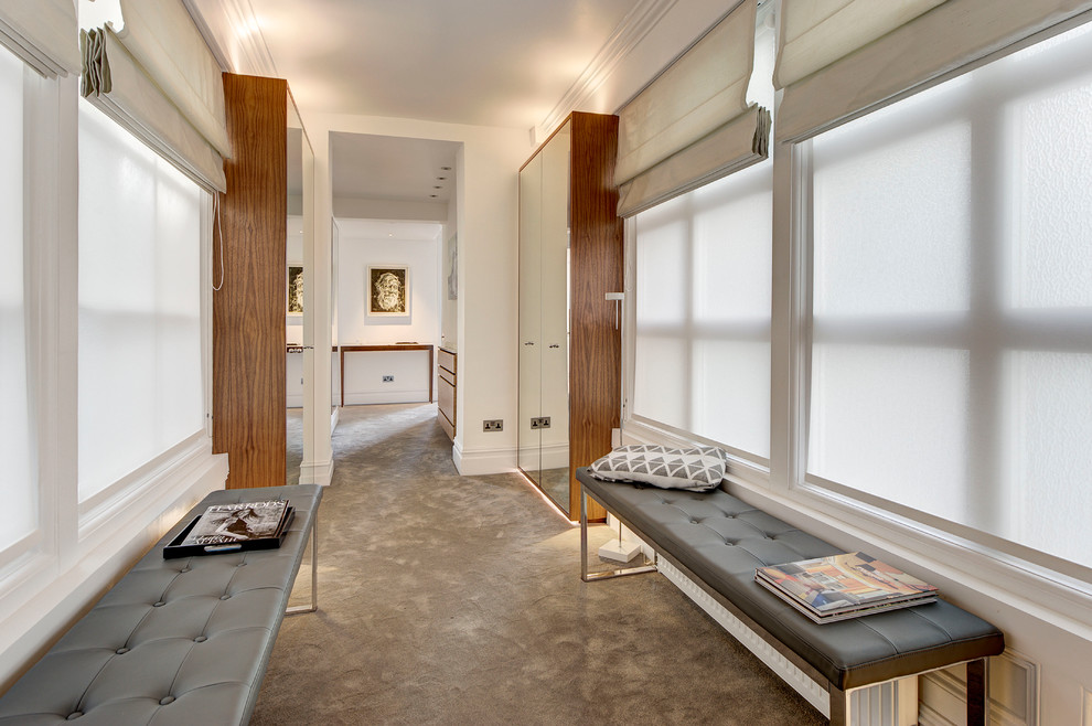 Neutraler Moderner Begehbarer Kleiderschrank mit Teppichboden in London