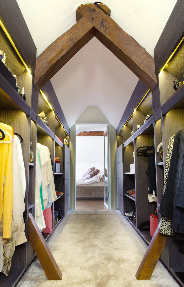 Foto de armario vestidor unisex clásico renovado pequeño con armarios abiertos, puertas de armario de madera en tonos medios, moqueta y suelo beige