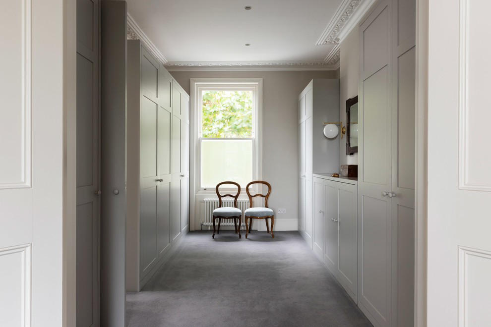 Großes, Neutrales Modernes Ankleidezimmer mit profilierten Schrankfronten, grauen Schränken, Teppichboden und grauem Boden in London