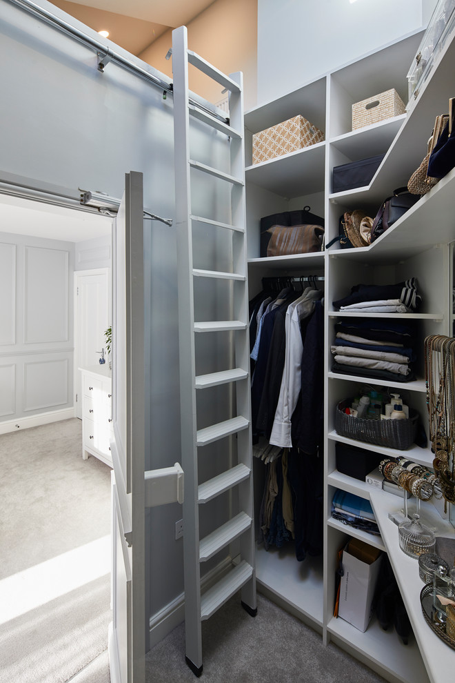 Diseño de armario vestidor unisex clásico pequeño con armarios abiertos, puertas de armario grises, moqueta y suelo gris