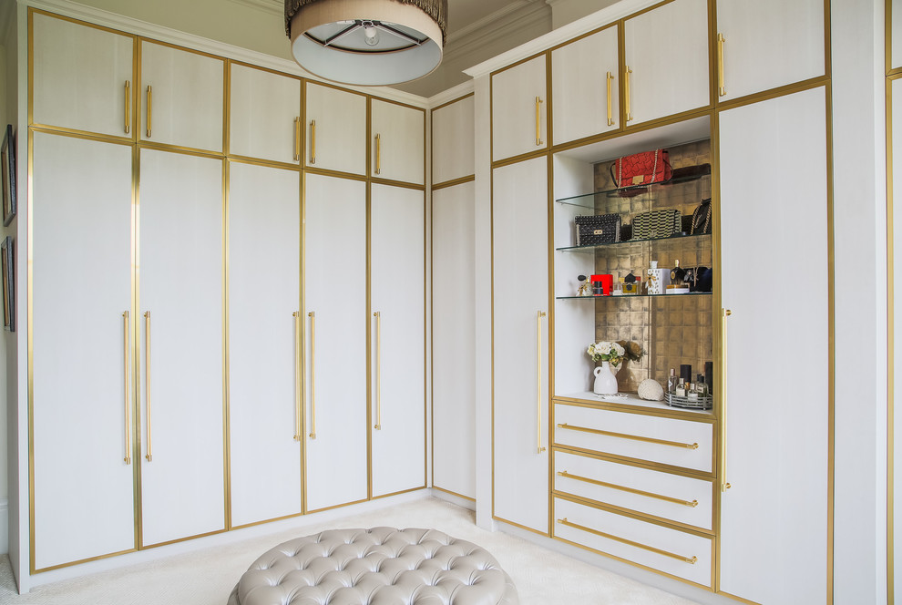 Ejemplo de armario vestidor de mujer clásico renovado con armarios con paneles lisos, puertas de armario blancas, moqueta y suelo beige