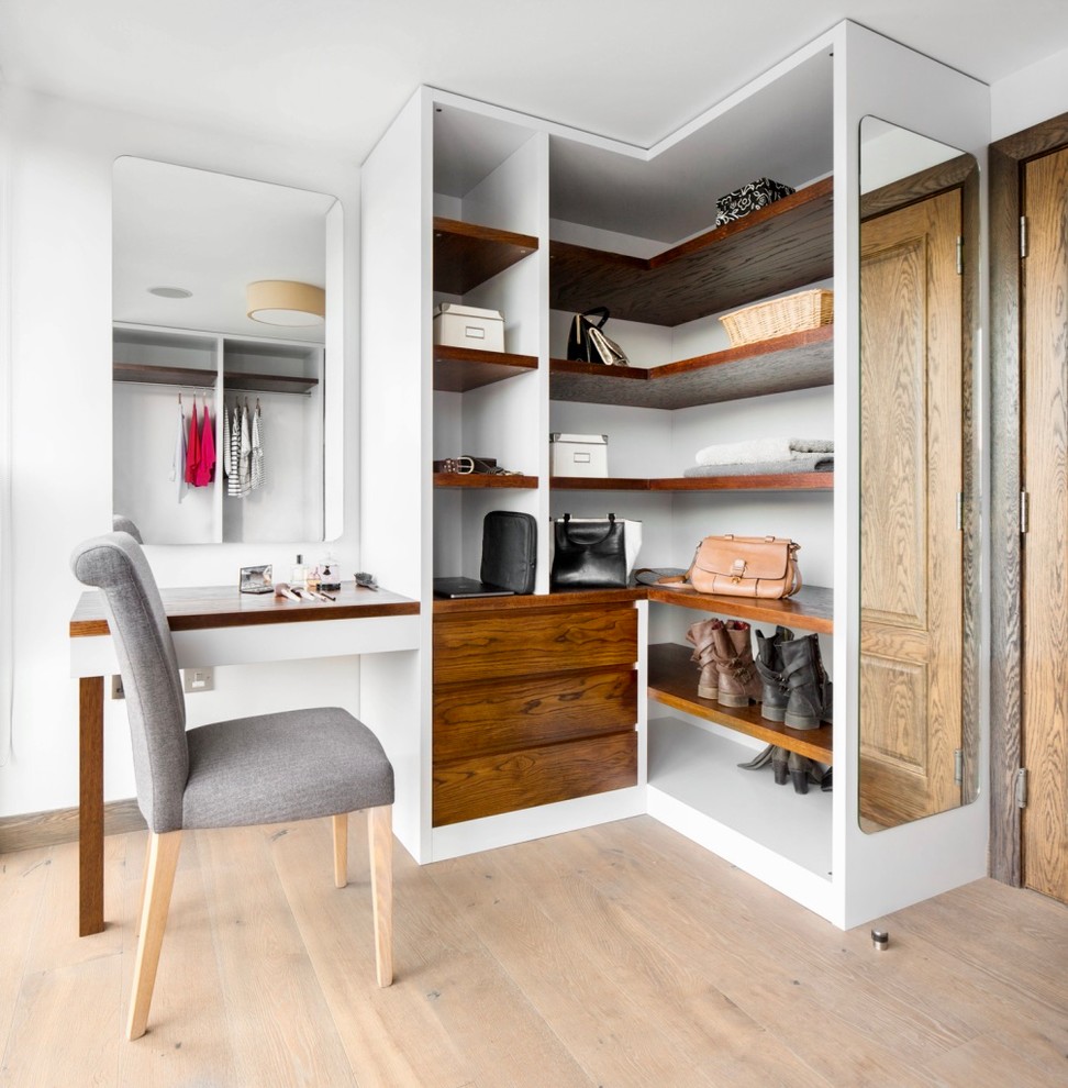 Esempio di una cabina armadio per donna design di medie dimensioni con ante in legno bruno, pavimento in legno massello medio e pavimento marrone