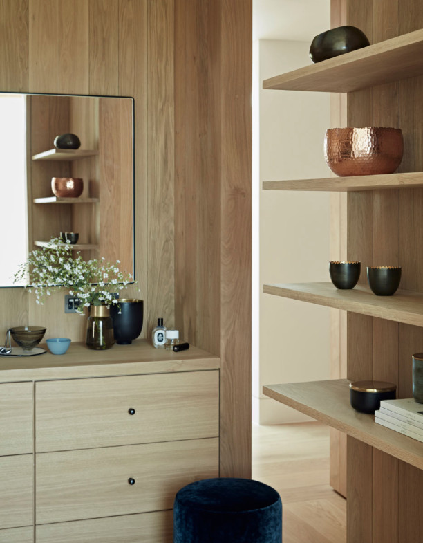 Idée de décoration pour un dressing room design en bois clair de taille moyenne et neutre avec un placard à porte plane et parquet clair.