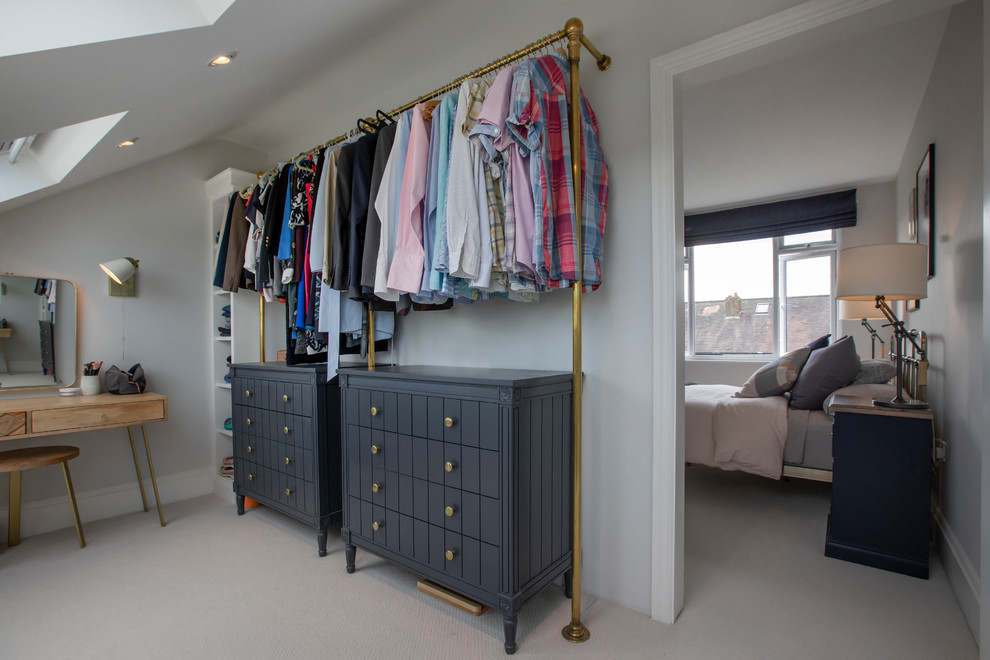 Ejemplo de armario vestidor unisex retro de tamaño medio con armarios estilo shaker, puertas de armario blancas, moqueta y suelo gris