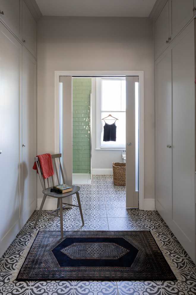 Идея дизайна: гардеробная комната в современном стиле