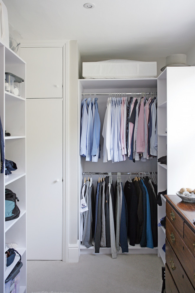 Diseño de armario vestidor de hombre bohemio de tamaño medio con armarios abiertos, moqueta y suelo beige