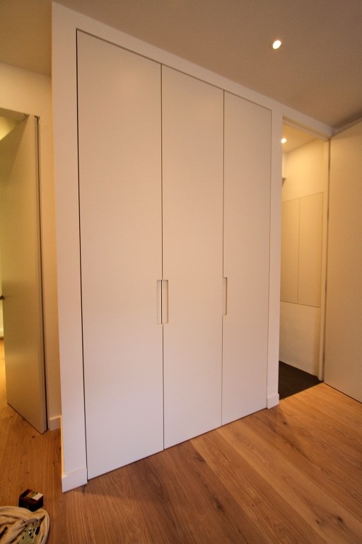 Inspiration pour un petit dressing room design avec des portes de placard blanches.
