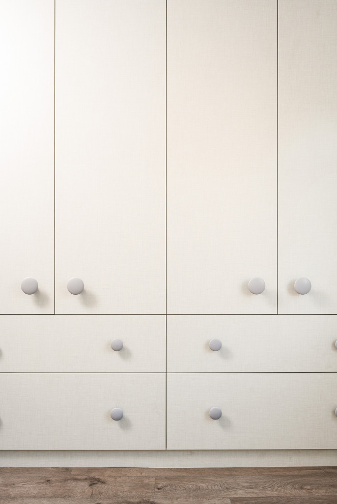 Imagen de armario y vestidor unisex actual de tamaño medio con a medida, armarios con paneles lisos y puertas de armario grises