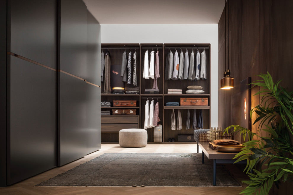 Пример оригинального дизайна: гардеробная комната в современном стиле с темными деревянными фасадами для мужчин