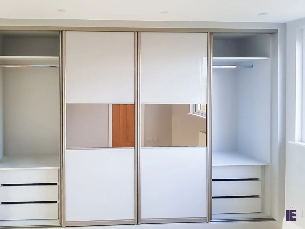Modelo de armario actual pequeño con armarios tipo vitrina y puertas de armario blancas
