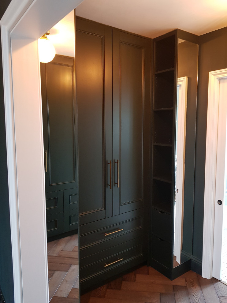 Idéer för mellanstora vintage omklädningsrum för könsneutrala, med luckor med infälld panel, gröna skåp, mellanmörkt trägolv och brunt golv