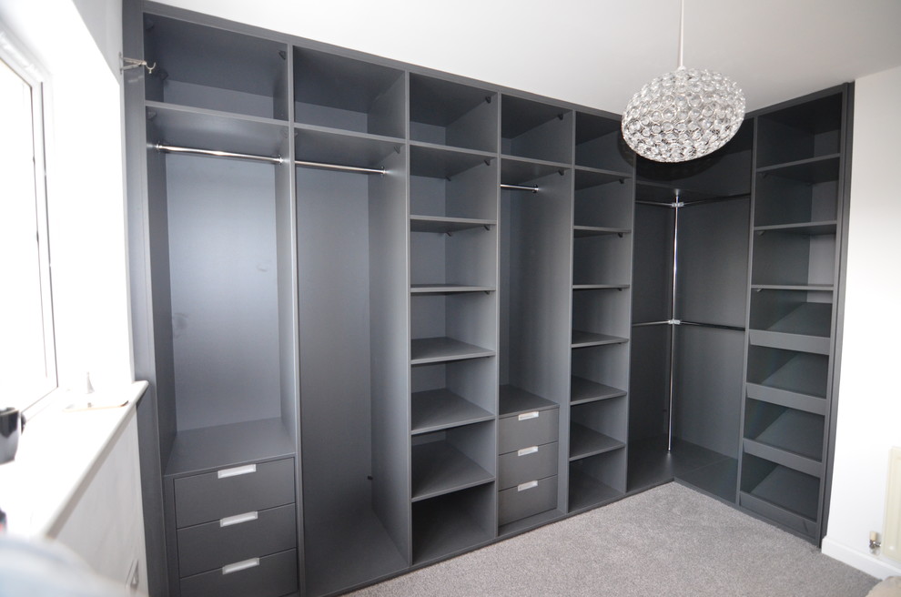 Diseño de armario vestidor minimalista grande con armarios abiertos y puertas de armario grises