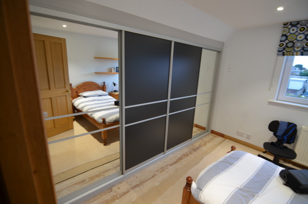 На фото: шкаф в нише среднего размера, унисекс в стиле модернизм с стеклянными фасадами и белыми фасадами
