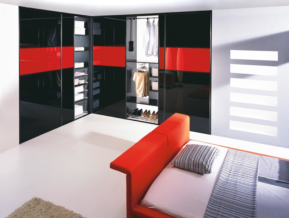 Idee per un grande armadio o armadio a muro unisex design con ante di vetro, ante nere e pavimento in gres porcellanato