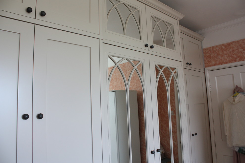Imagen de armario unisex tradicional extra grande con armarios estilo shaker, puertas de armario grises y suelo de madera en tonos medios