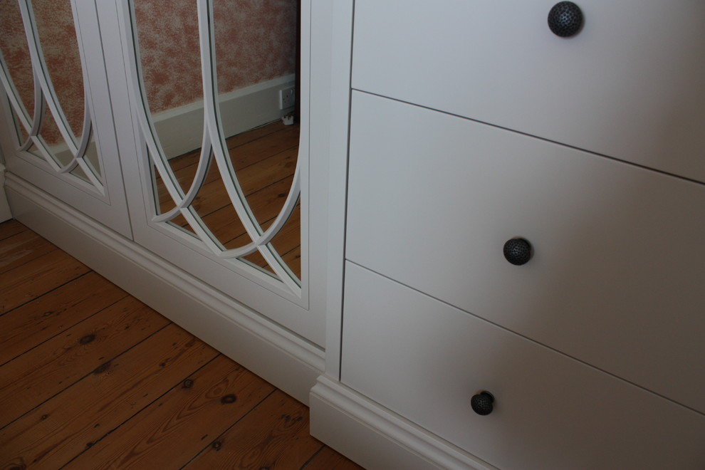 Modelo de armario unisex tradicional extra grande con armarios estilo shaker, puertas de armario grises y suelo de madera en tonos medios