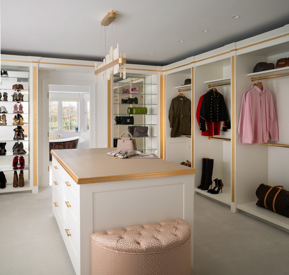 Immagine di uno spazio per vestirsi per donna design di medie dimensioni con nessun'anta, ante bianche, moquette e pavimento bianco