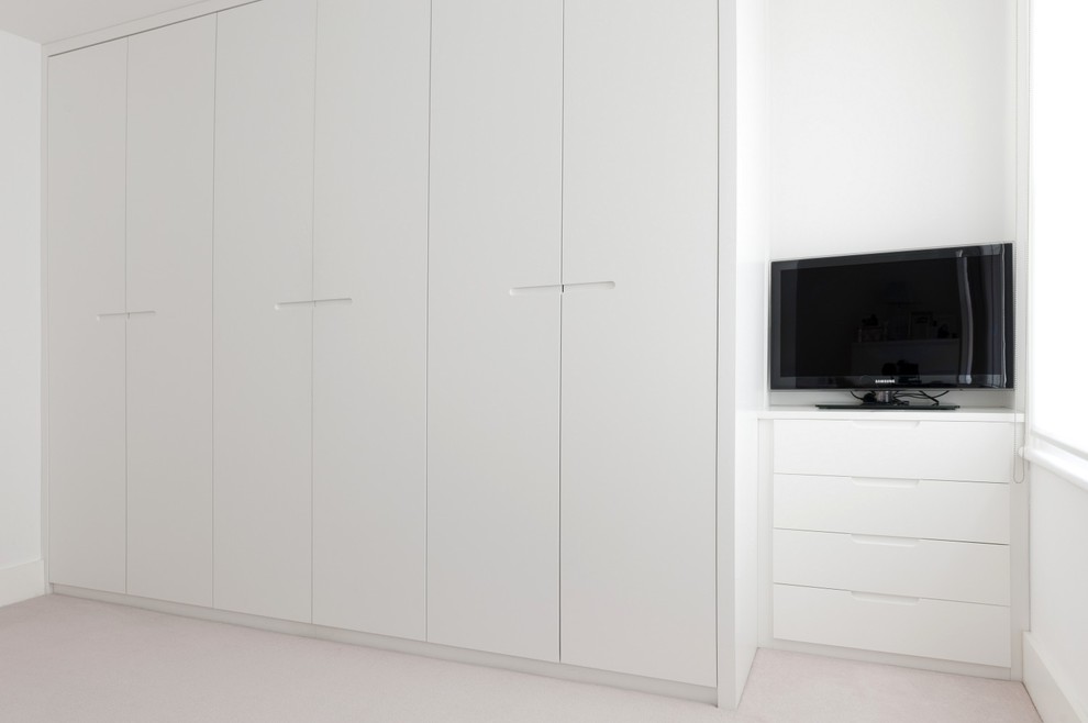 Modelo de armario unisex actual con armarios con paneles lisos y puertas de armario blancas
