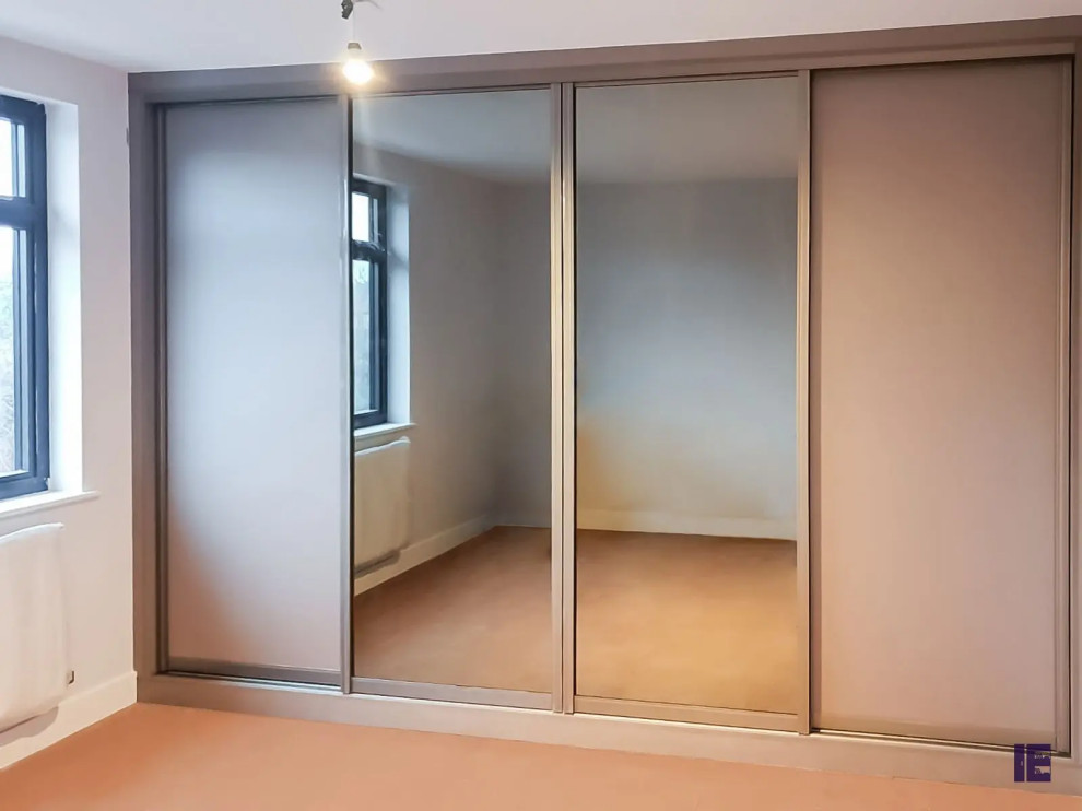 Esempio di un piccolo armadio o armadio a muro design con ante lisce e ante beige