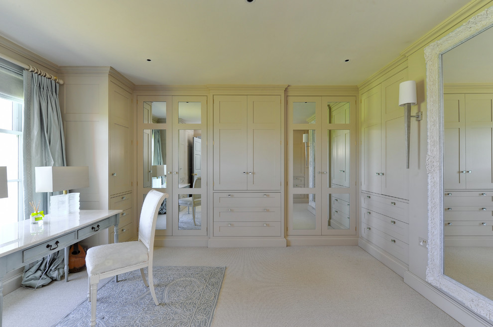 Idee per uno spazio per vestirsi unisex classico con ante in stile shaker, ante beige, moquette e pavimento beige