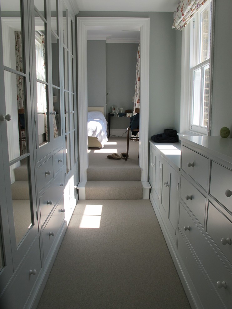 Kleines Modernes Ankleidezimmer mit Teppichboden in London