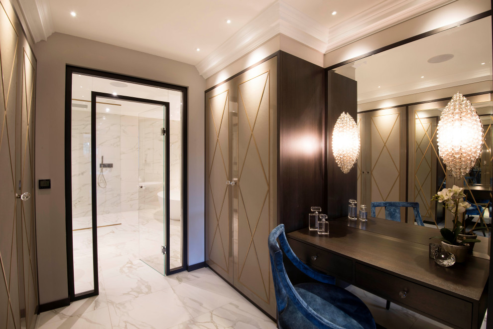 Idéer för ett mellanstort modernt omklädningsrum för könsneutrala, med marmorgolv och vitt golv