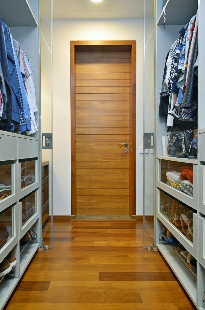 Inspiration for a contemporary closet remodel in Bengaluru