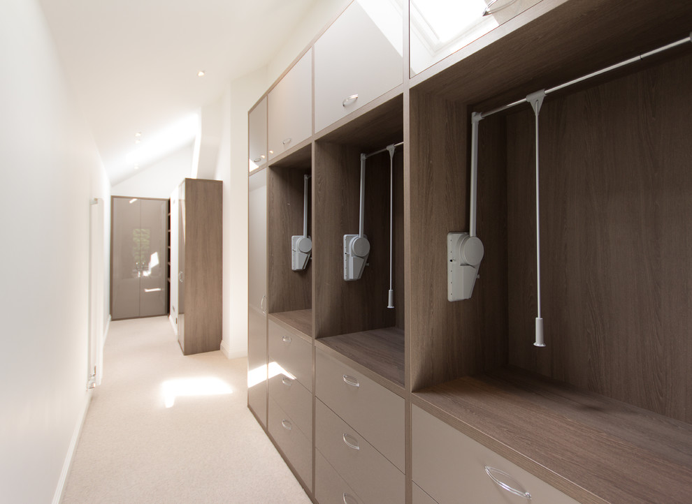 Imagen de armario y vestidor minimalista grande con moqueta y suelo beige