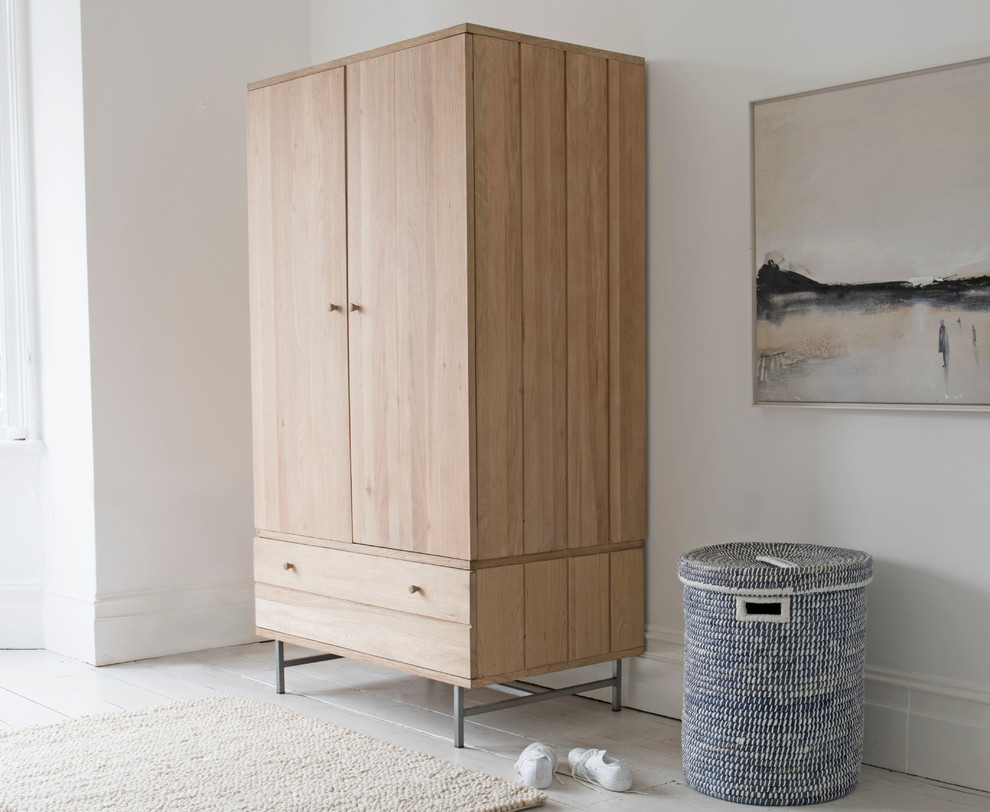Идея дизайна: шкаф в нише среднего размера в современном стиле с деревянным полом и белым полом