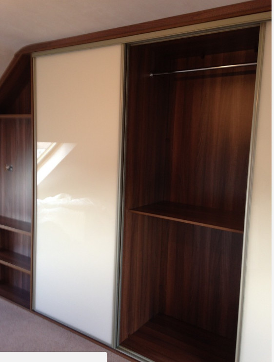 Modelo de armario unisex contemporáneo de tamaño medio con armarios tipo vitrina y puertas de armario de madera en tonos medios