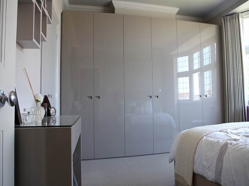 Diseño de vestidor unisex actual de tamaño medio con armarios con paneles lisos, puertas de armario grises y moqueta