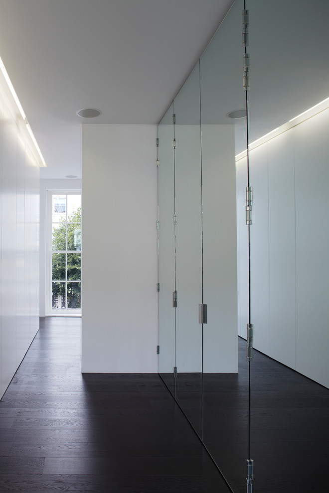 EIngebautes Modernes Ankleidezimmer mit Glasfronten in London