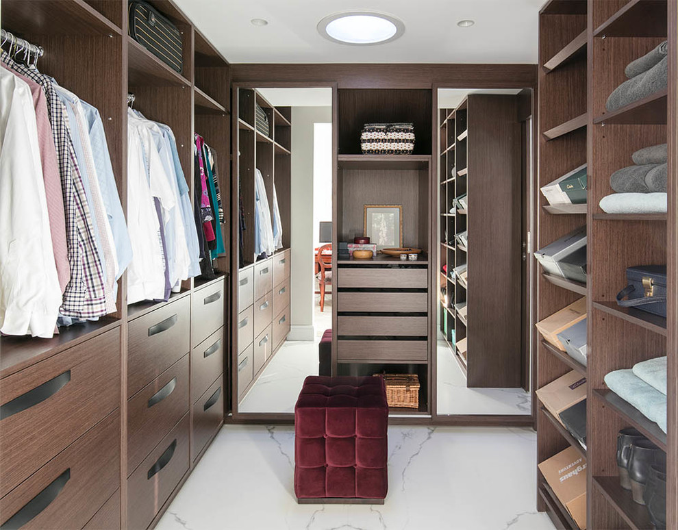 Ejemplo de armario vestidor unisex actual de tamaño medio con armarios con paneles lisos, puertas de armario de madera en tonos medios y suelo de baldosas de porcelana