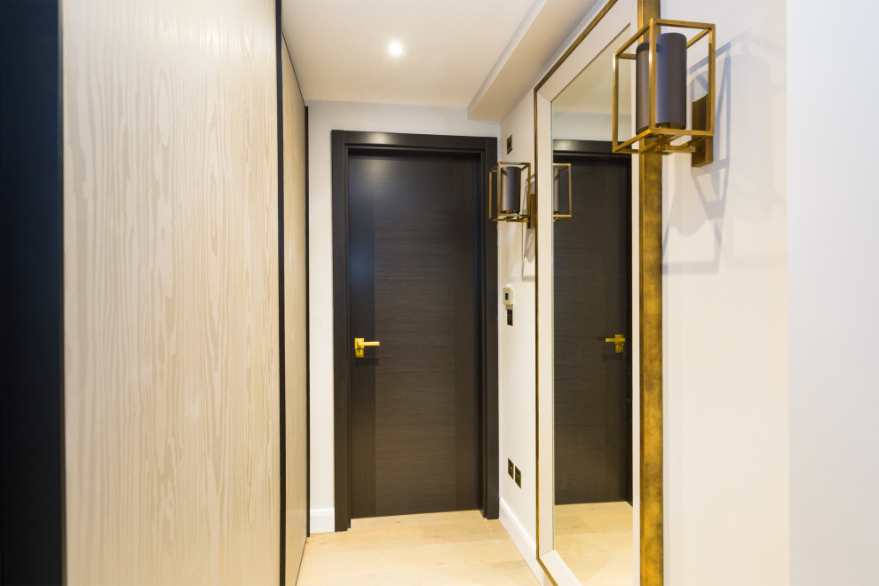 Idée de décoration pour un dressing design en bois brun de taille moyenne et neutre avec un placard avec porte à panneau surélevé, parquet clair, un sol beige et un plafond décaissé.