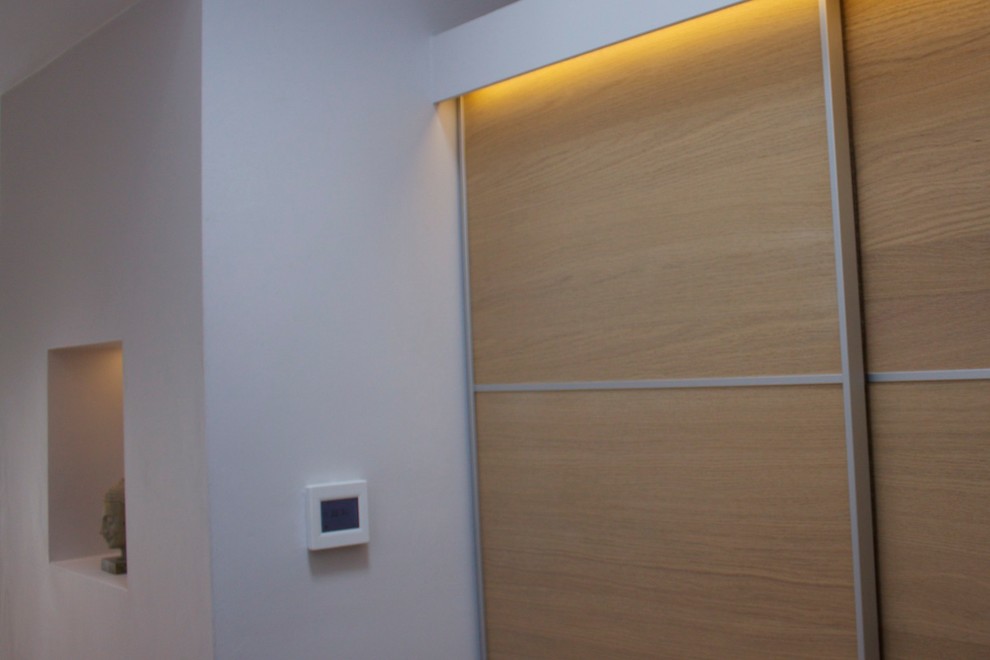 Inspiration pour un dressing room minimaliste en bois brun de taille moyenne et neutre avec moquette.
