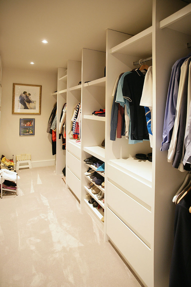 Kleiner, Neutraler Moderner Begehbarer Kleiderschrank mit flächenbündigen Schrankfronten, weißen Schränken, Teppichboden und beigem Boden in Sussex