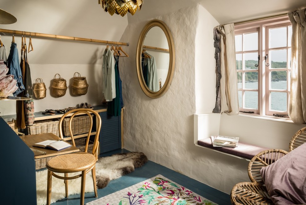 Idee per un piccolo spazio per vestirsi unisex mediterraneo con pavimento in legno verniciato e pavimento blu