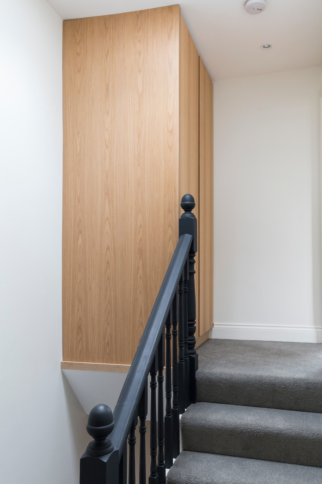 ロンドンにある高級な小さなコンテンポラリースタイルのおしゃれな階段の写真
