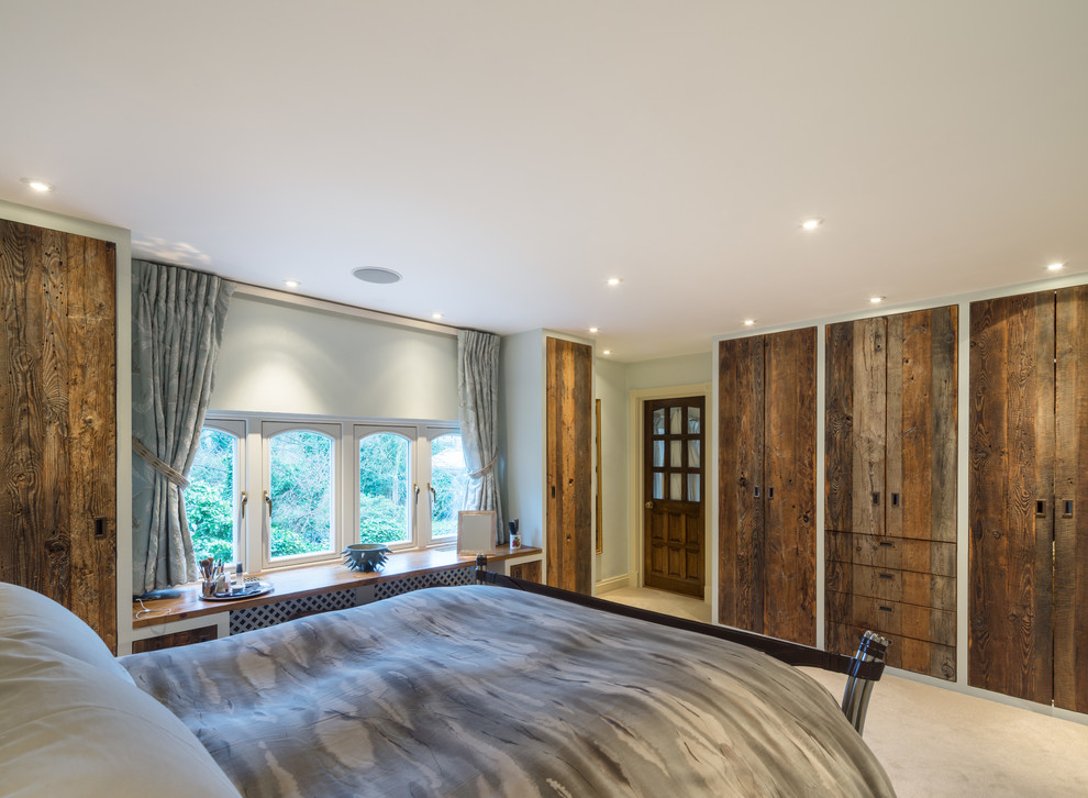 Ejemplo de dormitorio clásico de tamaño medio con moqueta y suelo beige