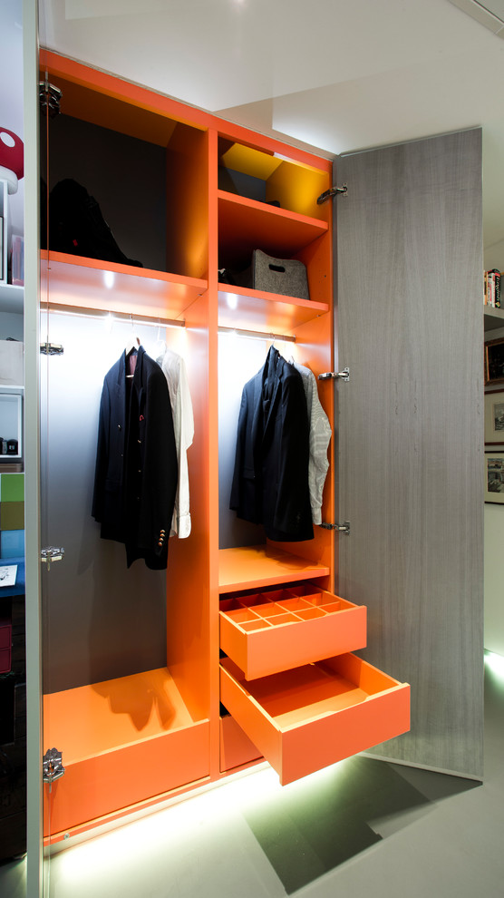 Inspiration for a contemporary closet remodel in Berkshire