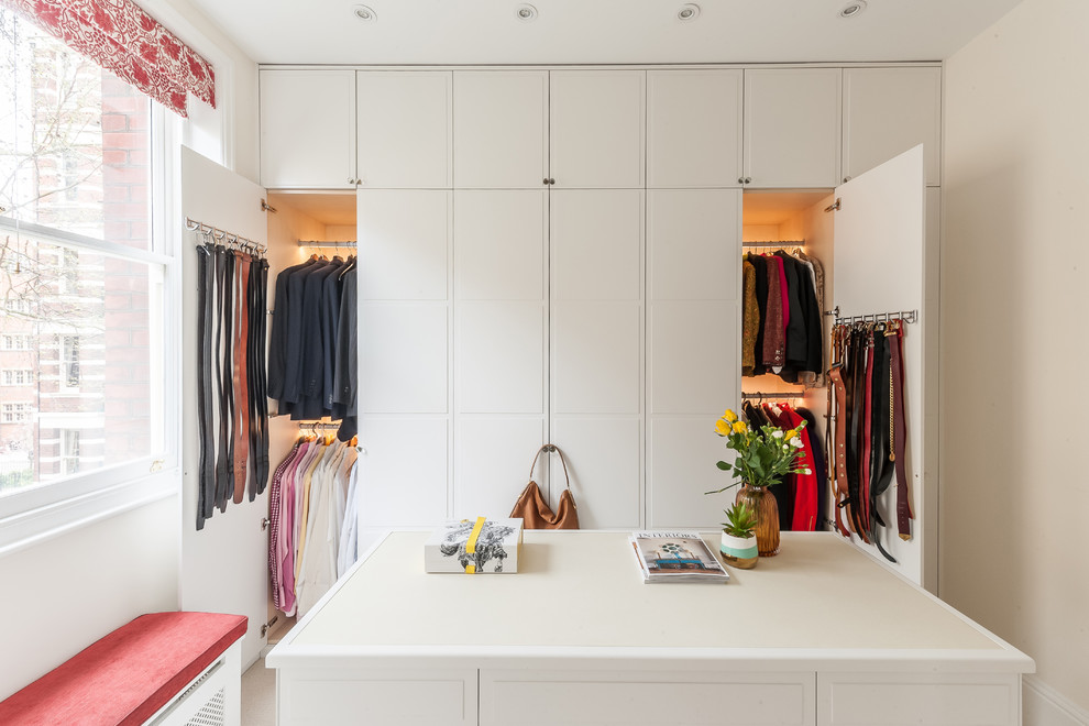 Neutraler Moderner Begehbarer Kleiderschrank mit weißen Schränken in London
