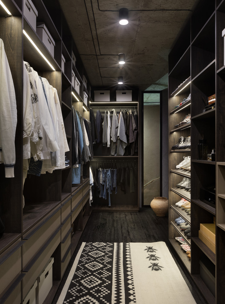 Imagen de armario vestidor asiático con armarios abiertos, puertas de armario de madera en tonos medios, suelo de madera oscura y suelo negro
