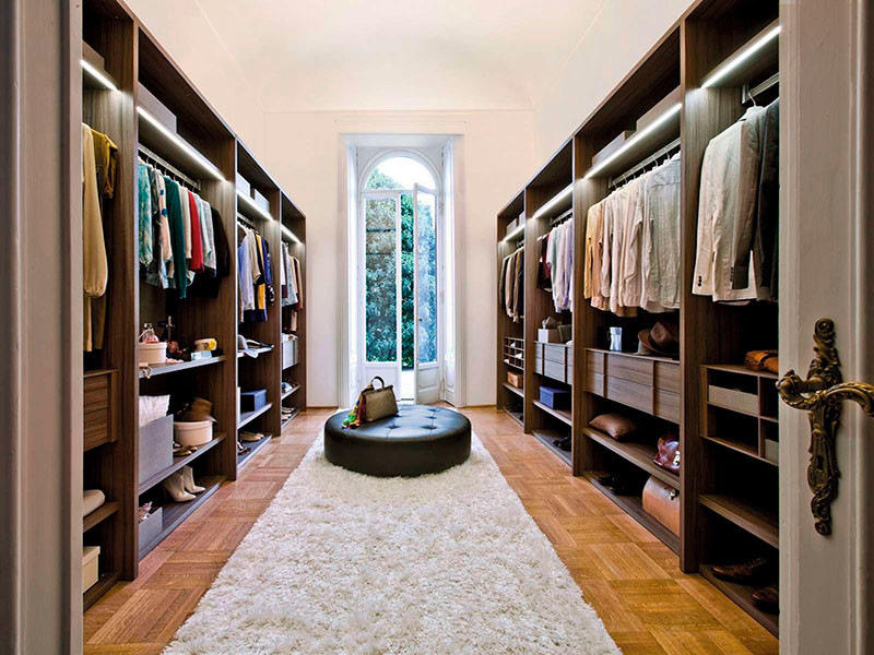 Diseño de armario vestidor unisex clásico extra grande con armarios abiertos, puertas de armario de madera en tonos medios, suelo de madera en tonos medios y suelo marrón