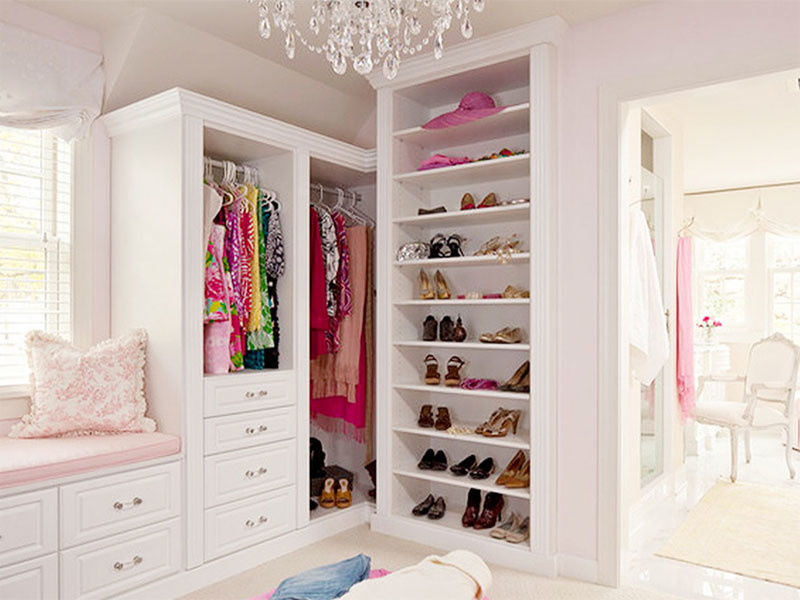 Modelo de armario vestidor de mujer romántico extra grande con armarios abiertos, puertas de armario blancas, moqueta y suelo beige