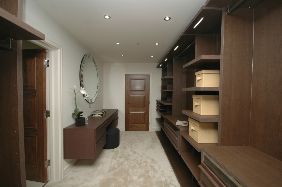 Foto de armario vestidor actual de tamaño medio con puertas de armario de madera en tonos medios
