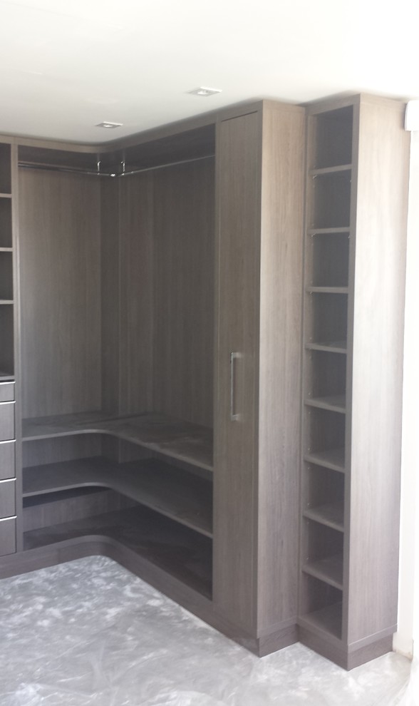 Modelo de armario vestidor unisex de tamaño medio con armarios abiertos y puertas de armario de madera oscura