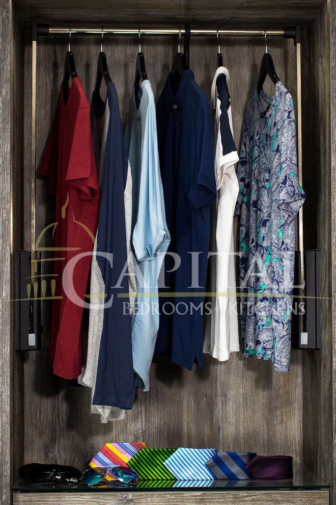 Imagen de armario vestidor unisex tradicional renovado de tamaño medio con armarios abiertos, puertas de armario de madera oscura, moqueta y suelo beige