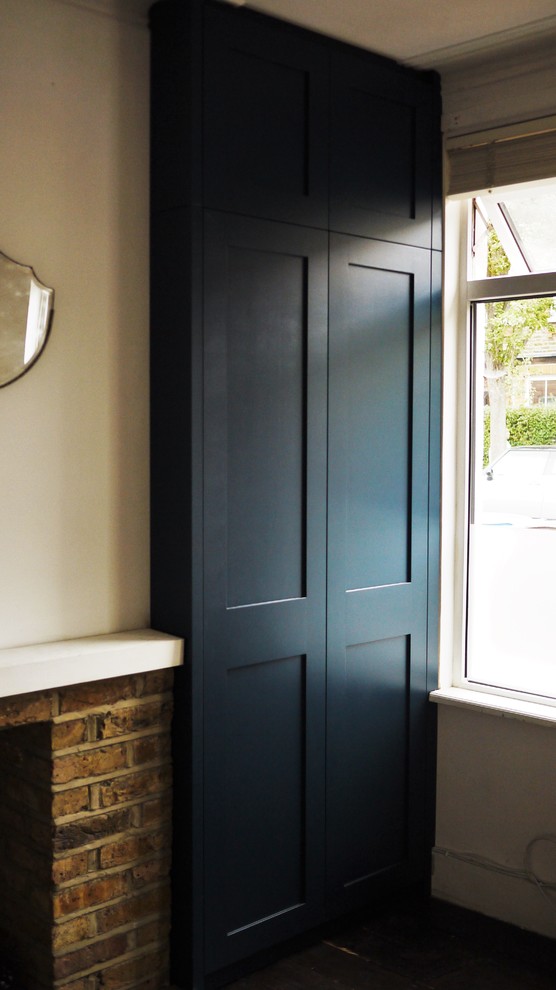 Esempio di un armadio o armadio a muro unisex classico di medie dimensioni con ante in stile shaker, ante blu e parquet scuro